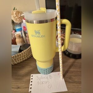 SOLD SOLD SOLD EUC 40 ounce Pomelo Stanley with 2 accessories!